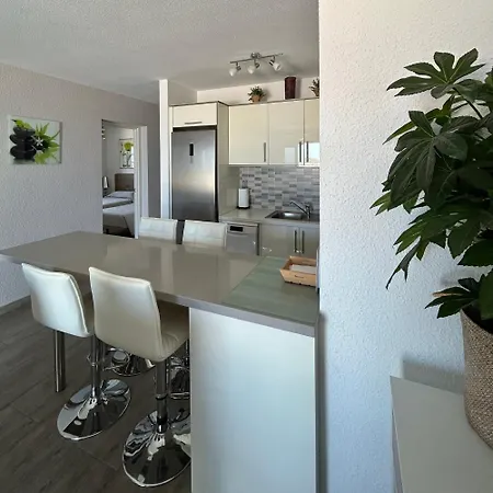 2 Bdr Penthouse Apt, Sea Views, Heated Pool K211 Apartment *