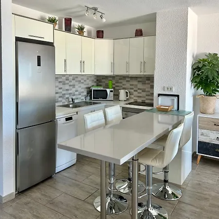 2 Bdr Penthouse Apt, Sea Views, Heated Pool K211 Los Cristianos (Tenerife)