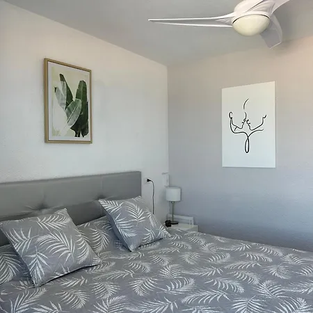 2 Bdr Penthouse Apt, Sea Views, Heated Pool K211 Los Cristianos (Tenerife)
