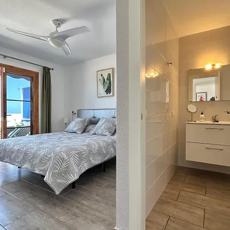 Apartment 2 Bdr Penthouse Apt, Sea Views, Heated Pool K211