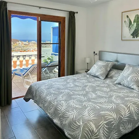 2 Bdr Penthouse Apt, Sea Views, Heated Pool K211 Apartment *